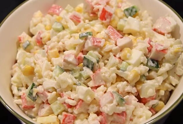 Салат с крабовыми палочками: легкость и яркость на вашем столе