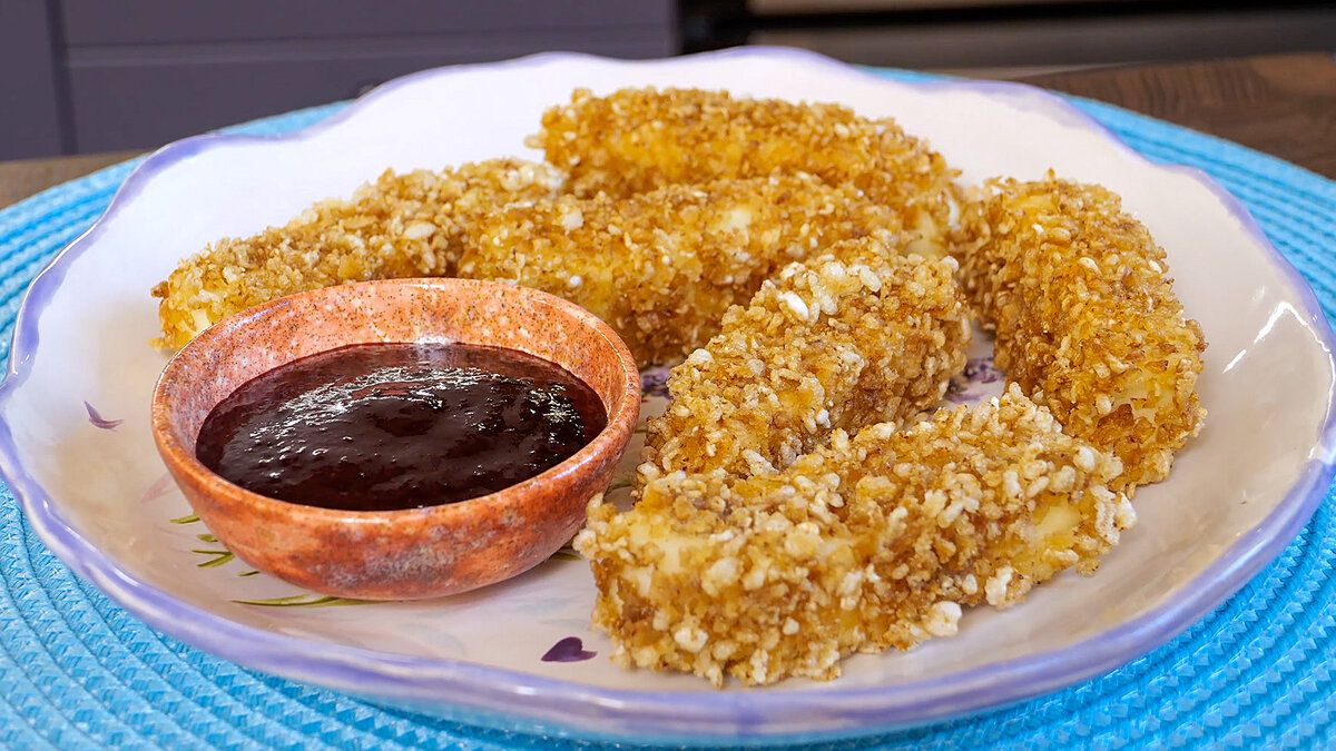 Вкусные сырные палочки с ягодным соусом, которые покорят всех
