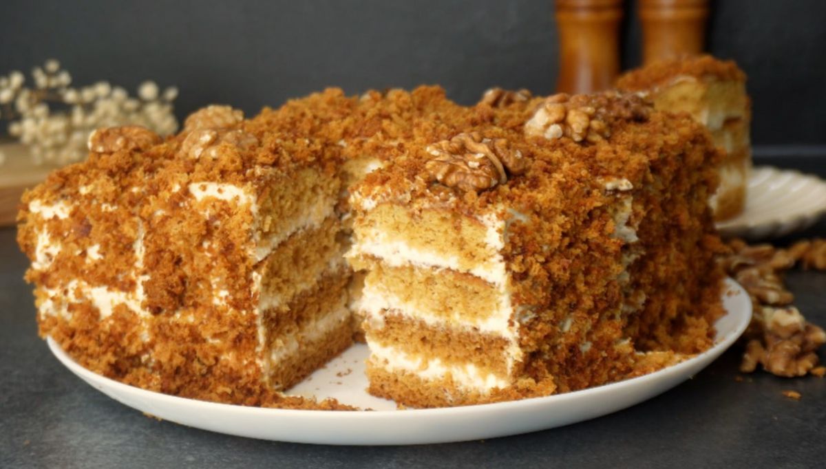 Медовик без хлопот: праздник для сладкоежек всего за 15 минут