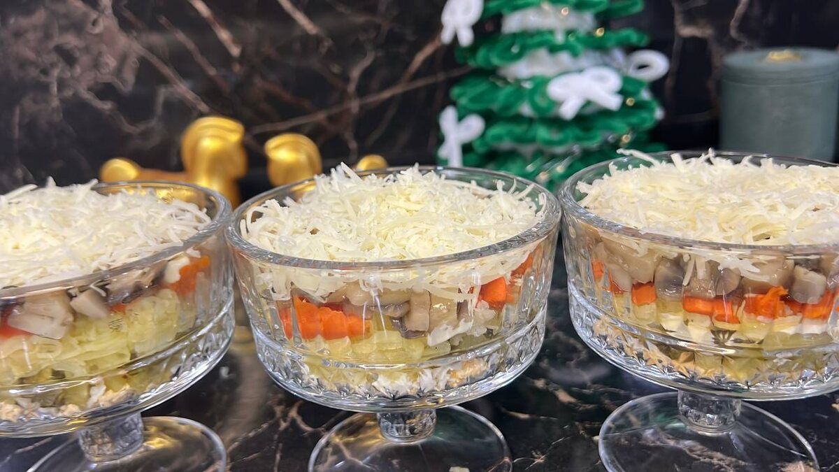 Грибной салат в креманках: простой рецепт к празднику и повседневности