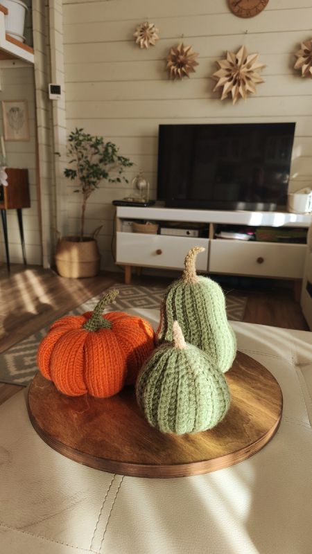 Как вязаные тыквы стали хитом двора: сезонный тренд или уютные «пылесборники»?