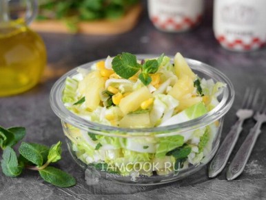 Нежный салат с пекинской капустой и ананасами