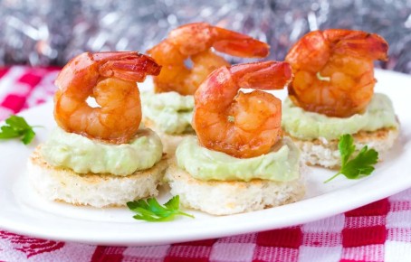 Невероятные канапе с авокадо и креветками: изысканная закуска для новогоднего стола