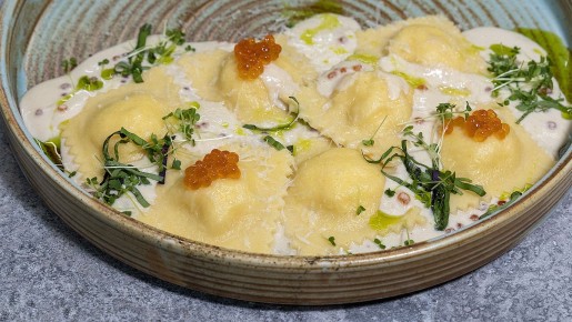 Неожиданный вкус: Равиоли с креветками и рикоттой в икорно-сливочном соусе