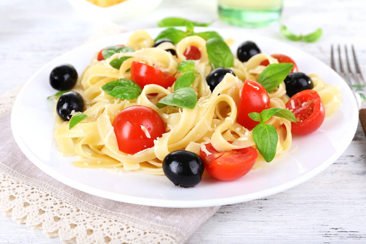 Как приготовить пасту с оливками, помидорами и базиликом