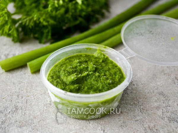 Как сохранить зелёный лук на зиму: вкусный и полезный соус