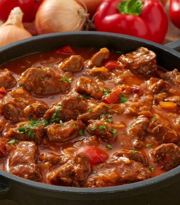 Гуляш с подливкой: вкус детства в обновленном исполнении