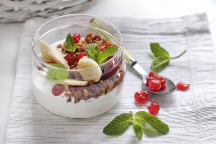 Нежный йогурт с ореховой гранолой и ягодами для идеального завтрака