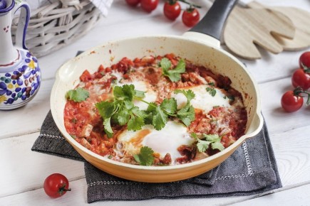 Неповторимая шакшука: израильская яичница с индейкой и томатами для вашего завтрака