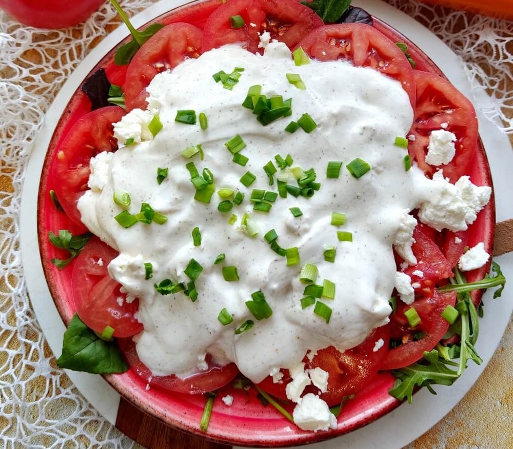 Летний салат с ароматными помидорами и творожным сыром: простота и вкус в каждом укусе