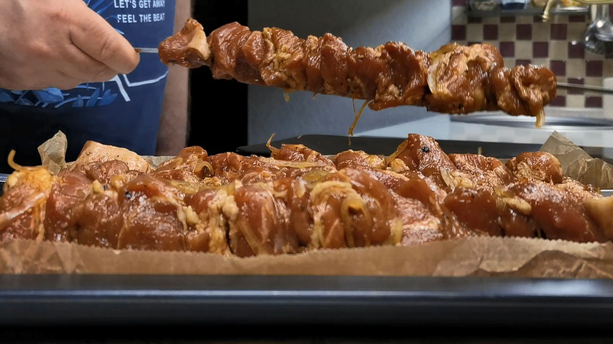 Шашлык в духовке: как порадовать гостей не выходя из дома