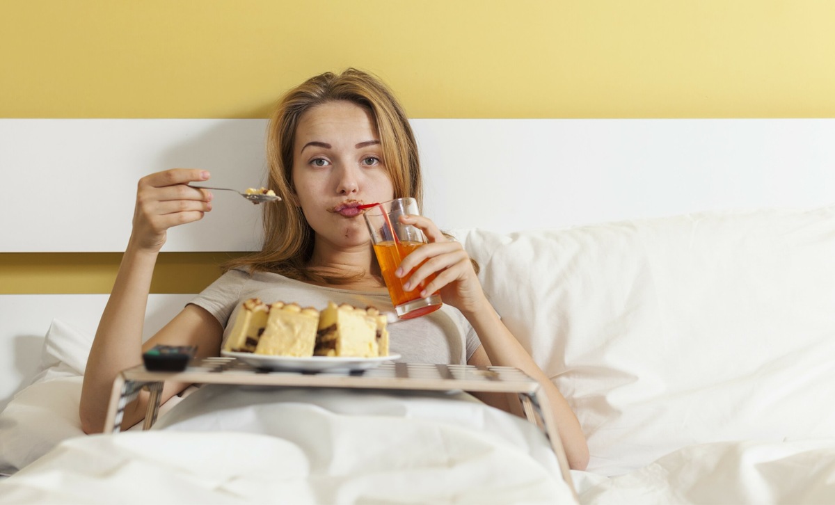 Почему во время месячных так усиливается аппетит и как с этим справляться