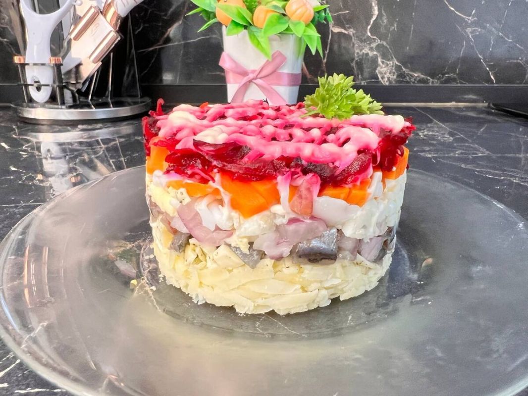 Салат с соленой килькой: праздничное угощение для каждого стола