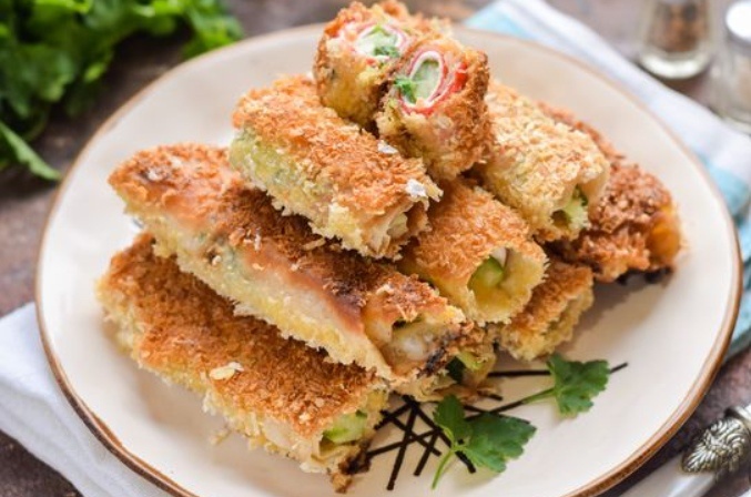 Вкусные рулетики из лаваша с крабовыми палочками и свежими огурцами