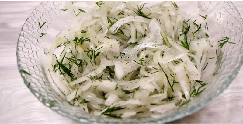 Маринованный лук за три минуты: идеальное дополнение к любому блюду