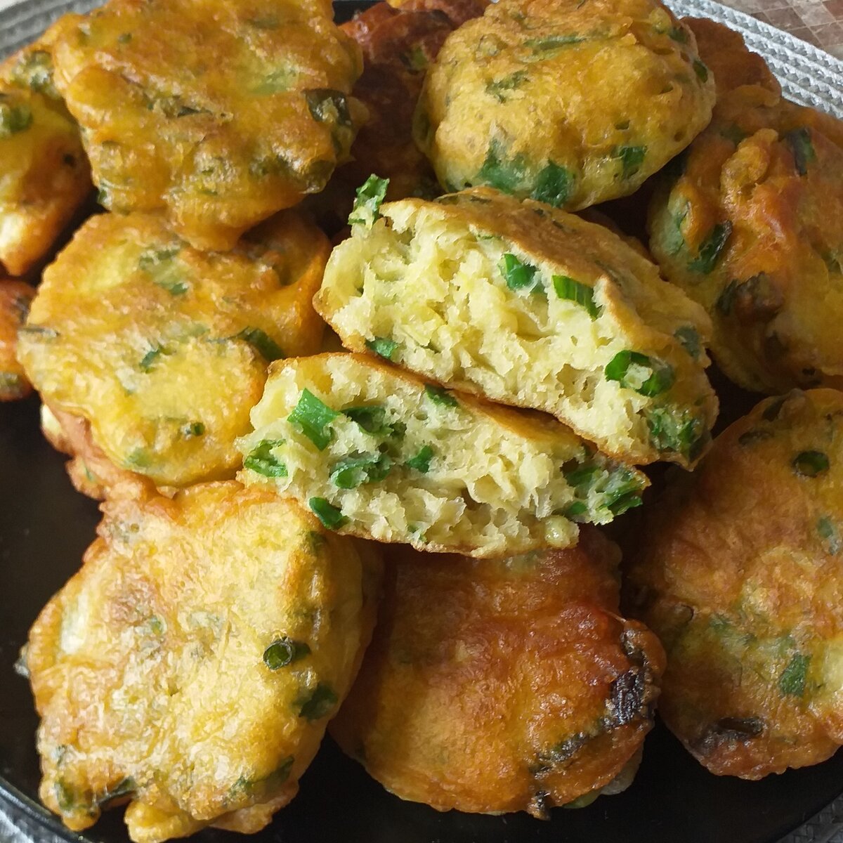 Пончики с зелёным луком: быстрое и вкусное угощение