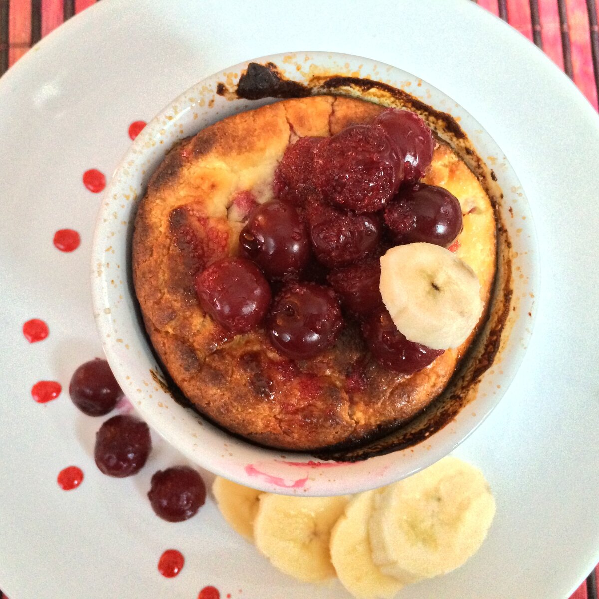 Вкусное наслаждение: легкая творожная запеканка с вишней