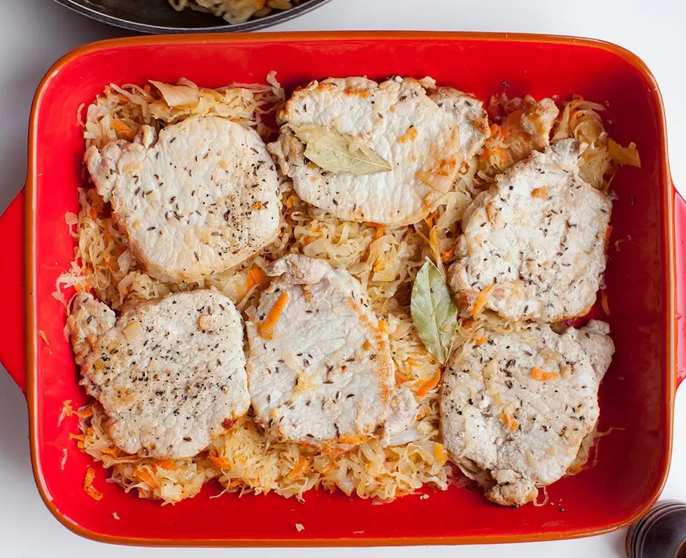 Быстрое и вкусное блюдо: свинина на квашеной капусте за один час