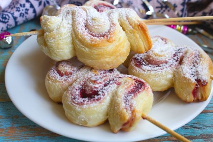 Праздничные слойки из теста с малиновым джемом