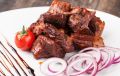 Шашлык без уксуса: новые способы маринования для майских праздников