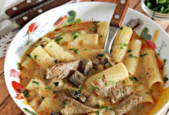 Густой суп в стиле бефстроганов: с макаронами и грибами для истинных гурманов