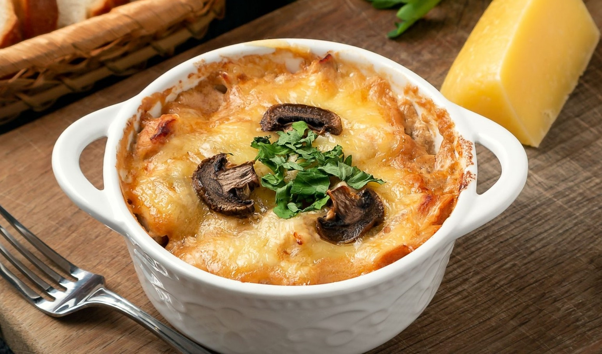 Как приготовить нежный жульен с курицей и грибами к 8 Марта