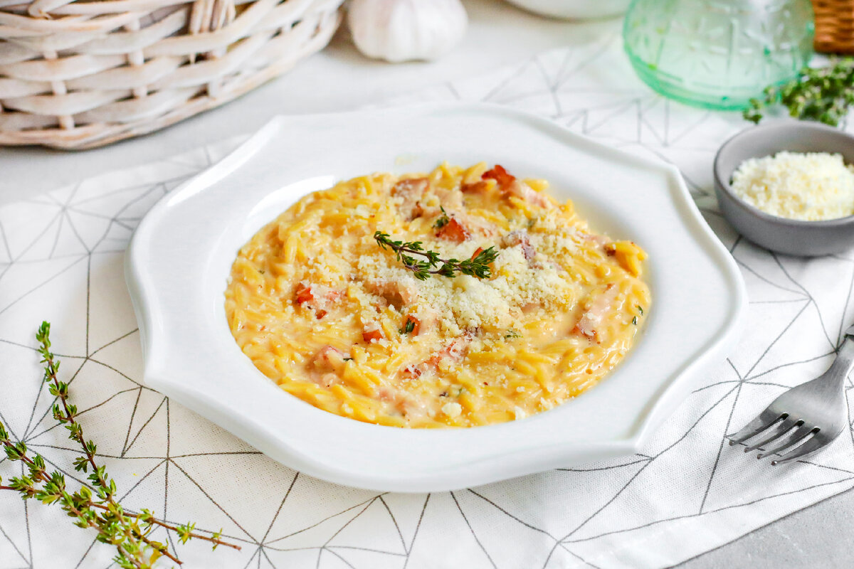 Новая жизнь классики: орзотто Карбонара с грудинкой и бульоном