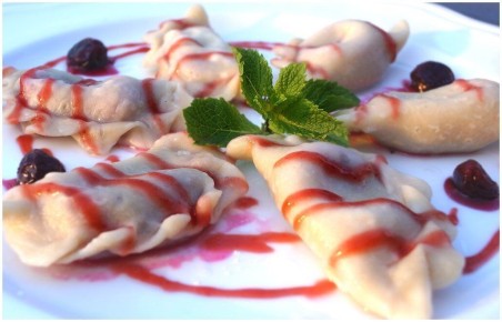 Нежные постные вареники с вишней