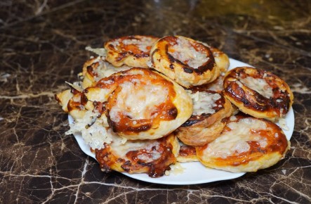 Легкая мини-пицца: идеальный перекус из слоеного теста