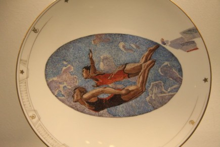 Изображение на тарелке: загадка выставки «Россия, вперед»