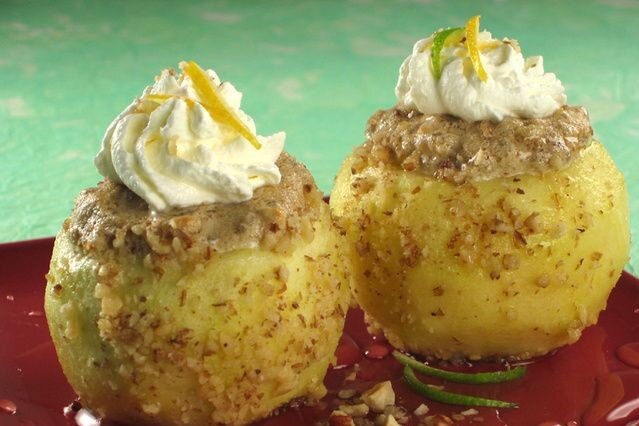 Туфахия: Аппетитный десерт из запеченных яблок с орехами и банановым кремом