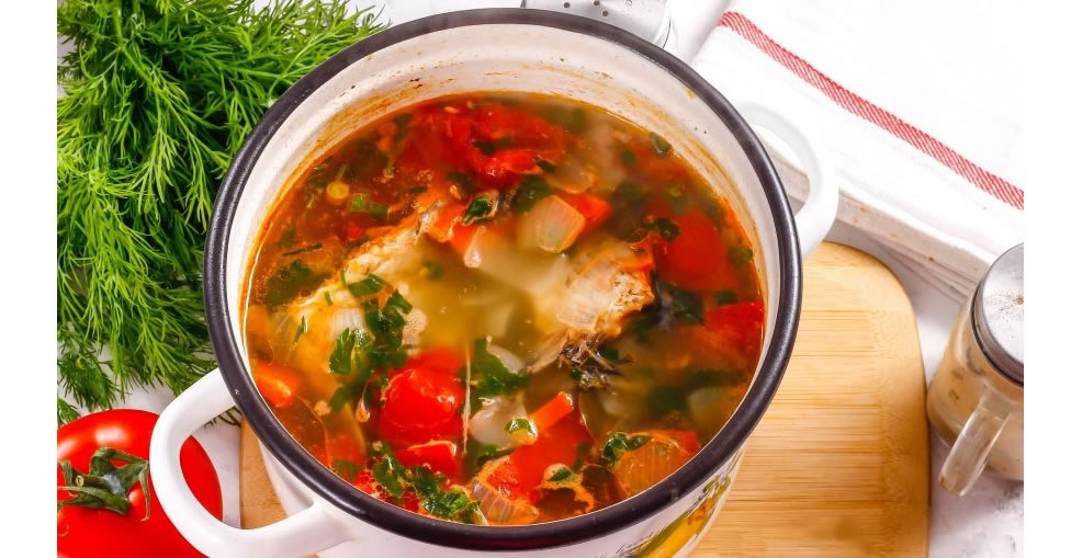 Уха из петуха: сытный суп с необычным сочетанием