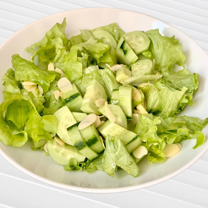 Нежный салат с авокадо и резаным миндалём