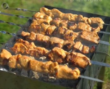 Сочный шашлык в огуречном рассоле с халапеньо: простое летнее удовольствие