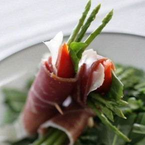 Необычная закуска из пармской ветчины: свежесть и вкус в каждом рулете