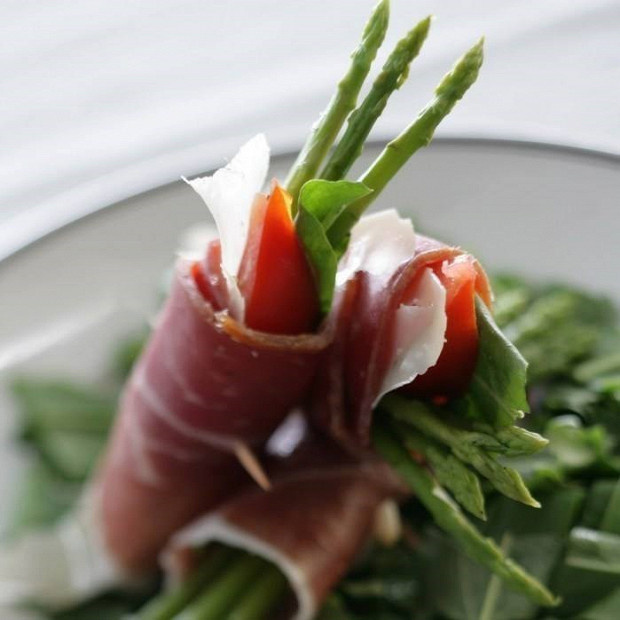 Необычная закуска из пармской ветчины: свежесть и вкус в каждом рулете