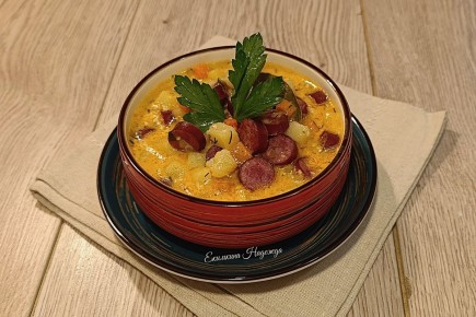 Наслаждайтесь теплом: сырный суп с охотничьими колбасками для уютного вечера