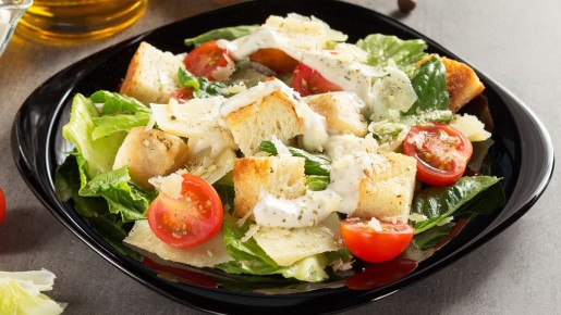 Тайны салата Цезарь: как и кем был создан знаменитый кулинарный шедевр