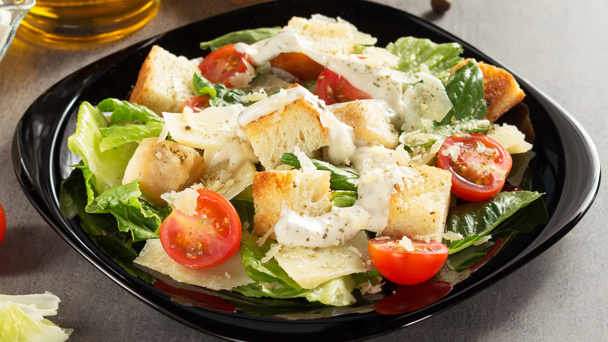 Тайны салата Цезарь: как и кем был создан знаменитый кулинарный шедевр