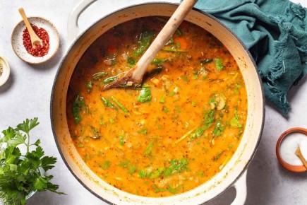 Вкусное путешествие по греческой кухне: суп из белой фасоли со шпинатом