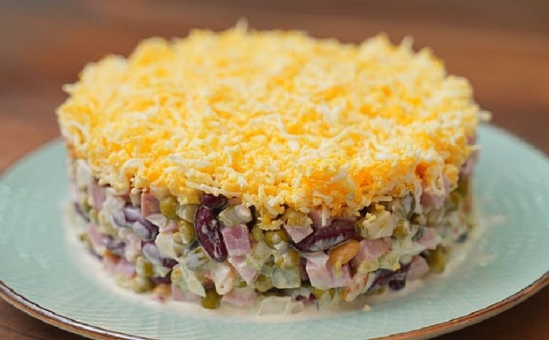 Салат с фасолью и ветчиной: свежий взгляд на классический праздник