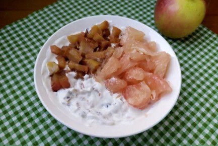 Вдохновляющий десерт: греческий йогурт с гранолой, печеным яблоком и помело