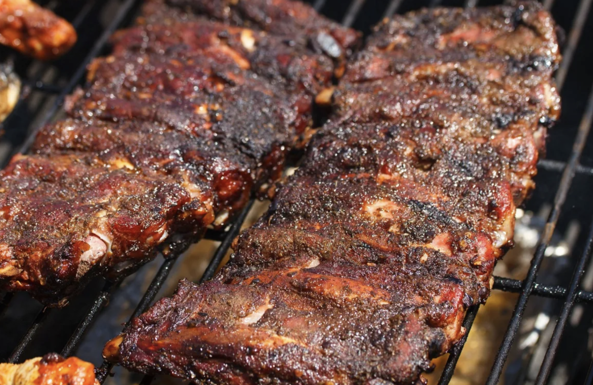 Ароматное наслаждение: свиные ребрышки на мангале