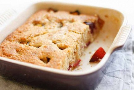 Нежный сливовый пирог с вином и кардамоном