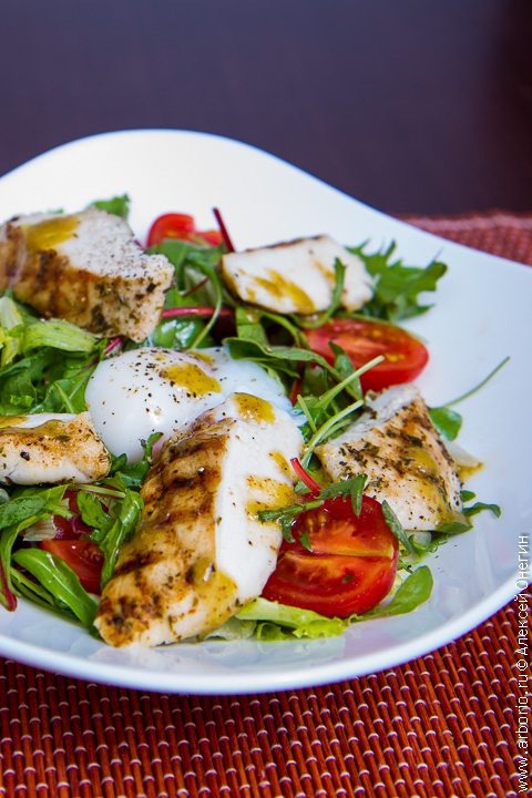 Вдохновение для ужина: теплый салат с курицей