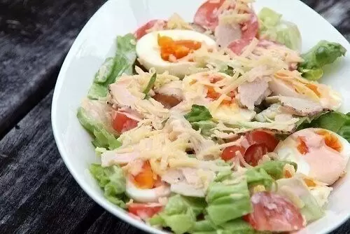 Неповторимый зеленый салат с курицей и свежими овощами