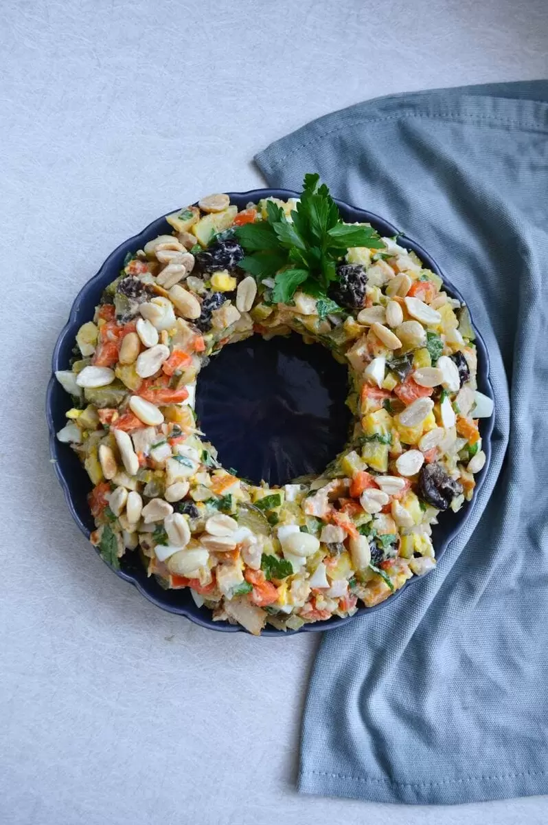 Новый взгляд на салат: курица с черносливом