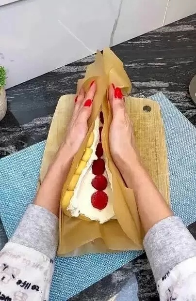 Клубничный рулет