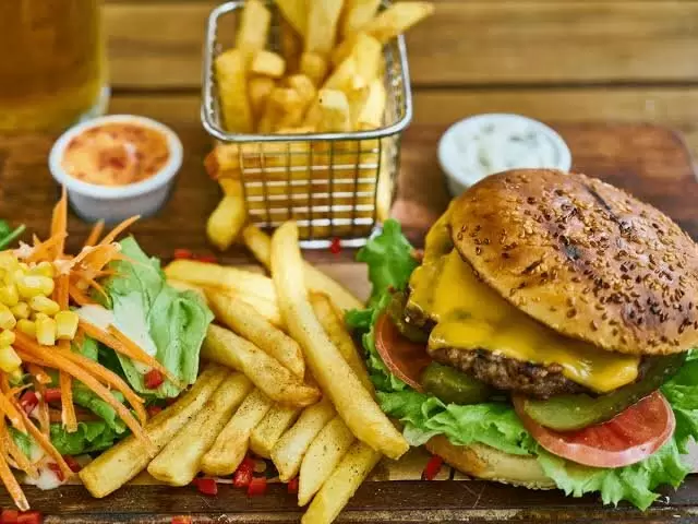 Почему мы тянемся к вредной пище: загадка эволюции