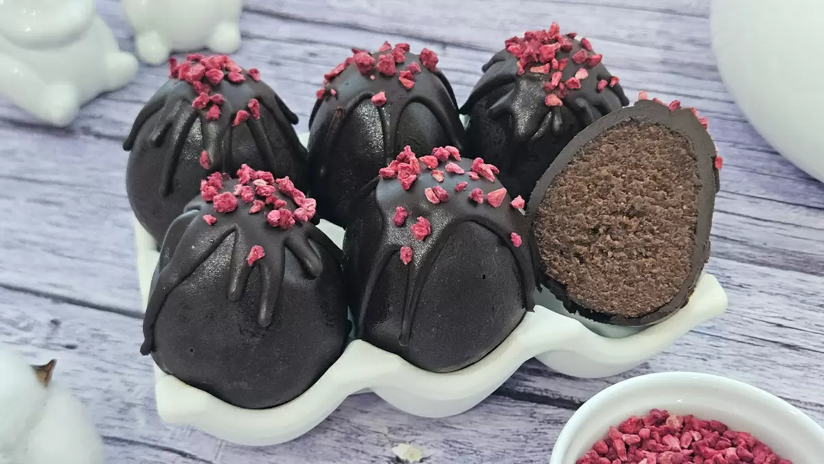 Пасхальное ПП пирожное в виде яйца: шоколадный десерт без сахара